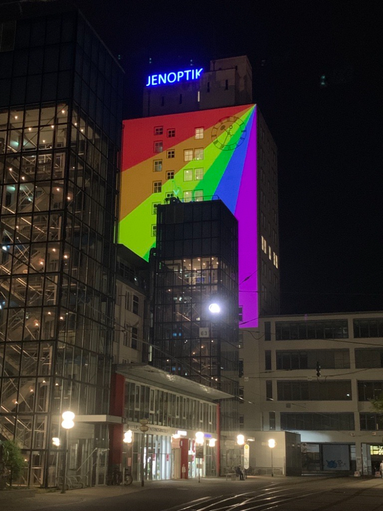 Lichtinstallation „Regenbogen“ am Hauptgebäude von Jenoptik. Abbildung: Katrin Lauterbach