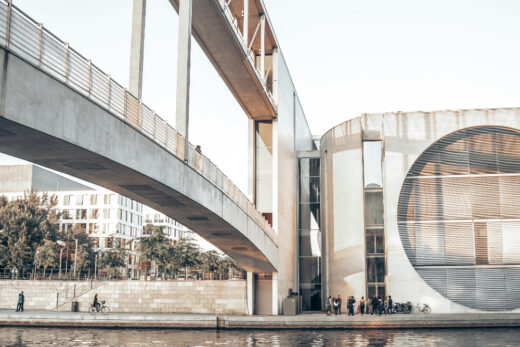 Sitz einer der obersten Bundesbehörden Deutschlands: das Bundeskanzleramt in Berlin. Abbildung: Matt Mutlu, Unsplash