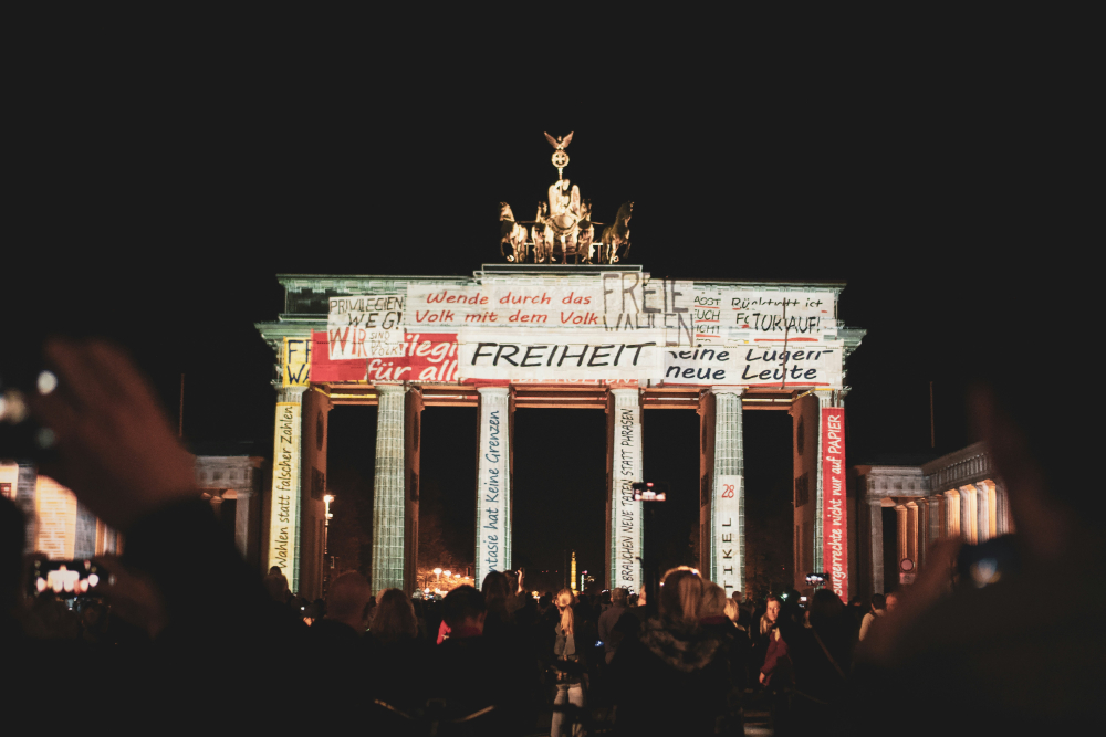 Zum 35. Jubiläum der friedlichen Revolution sind Ausstellungen, Open-Air-Veranstaltungen und Mitmachaktionen geplant. Bild: Christian Lue, Unsplash