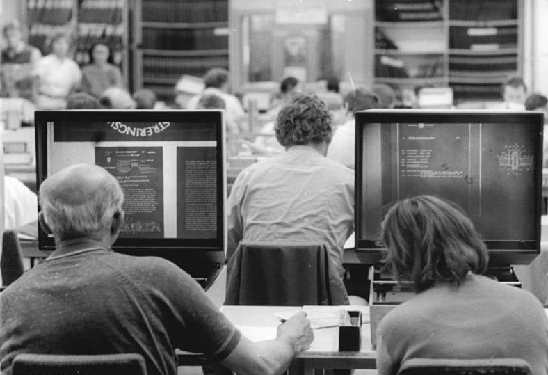 Mehr als zwölf Millionen Patentschriften befinden sich im Bestand der Zentralen Patentbibliothek des Amtes für Erfindungs- und Patentwesen. Sie war die größte öffentliche technische Spezialbibliothek der DDR. Abbildung: Commons Wikimedia, Bundesarchiv, Bild 183-1986-0910-005 / CC-BY-SA 3.0