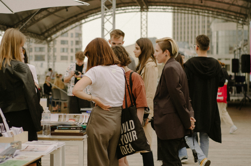 Mehr als die Hälfte der Jugendlichen in Ost und West informiert sich aktiv über politische Themen. Abbildung: Kate Bezzubets, Unsplash