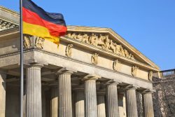 98 Prozent der Befragten befürworteten die Idee der Demokratie, an ihrem Funktionieren äußern vor allem Ostdeutsche Kritik. Abbildung Toucanet, Depositphotos