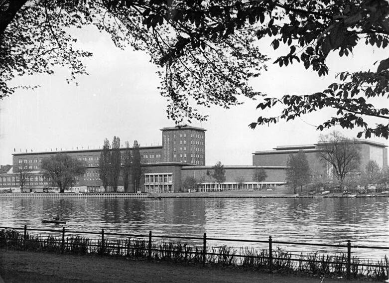 DT64 sendete vom Funkhaus Nalepastraße. Abbildung: Bundesarchiv, Bild 183-J0701-0301-001/CC-BY-SA 3.0, CC BY-SA 3.0 DE, Wikimedia Commons