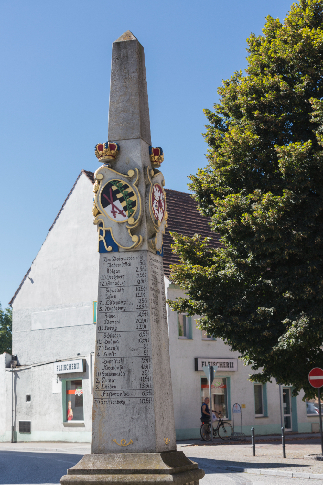 Die historische Postsäule in Bad Liebenwerda zeugt von der Lage zwischen Brandenburg, Sachsen und Sachsen-Anhalt. Abbildung: Steffen Lehmann, TMB Tourismus Marketing Brandenburg GmbH