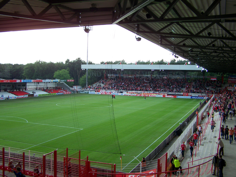 Die "Waldseite" des Alte-Försterei-Stadions. Abbildung: Christian Liebscher