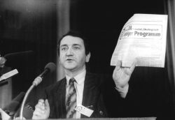 Wolfgang Schnur, Vorsitzender des Demokratischen Aufbruchs im Kongreßsaal des Brühlzentrums. Abbildung: Bundesarchiv, Bild 183-1989-1216-021 / Gahlbeck, Friedrich / CC-BY-SA 3.0, CC BY-SA 3.0 de, Creative-Commons-Lizenz