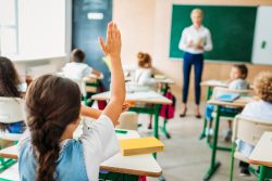 Faire Aufstiegschancen für alle und eine höhere Dichte von Schulen – sind wesentliche Forderungen des Netzwerks „3te Generation Ost“ an die kommende Bundesregierung. Abbildung: Artur Verkhovetskiy, Depositphotos