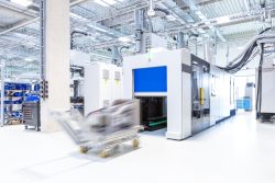 Anlage, die am Ende der Produktionslinie (End-of-Line / EOL) für Brennstoffzellenstacks verortet ist und vollautomatisiert die Qualitätskontrolle übernimmt. Abbildung: Horiba FuelCon GmbH