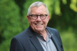 Michael Weichert ist als Berater tätig. Er war Gründungsmitglied des Neuen Forums Leipzig und Mitglied des Sächsischen Landtags. Heute engagiert er sich in vielen Vereinen und ist Honorarkonsul von Bosnien und Herzegowina. michael-weichert.de Abbildung: Anja Jungnickel