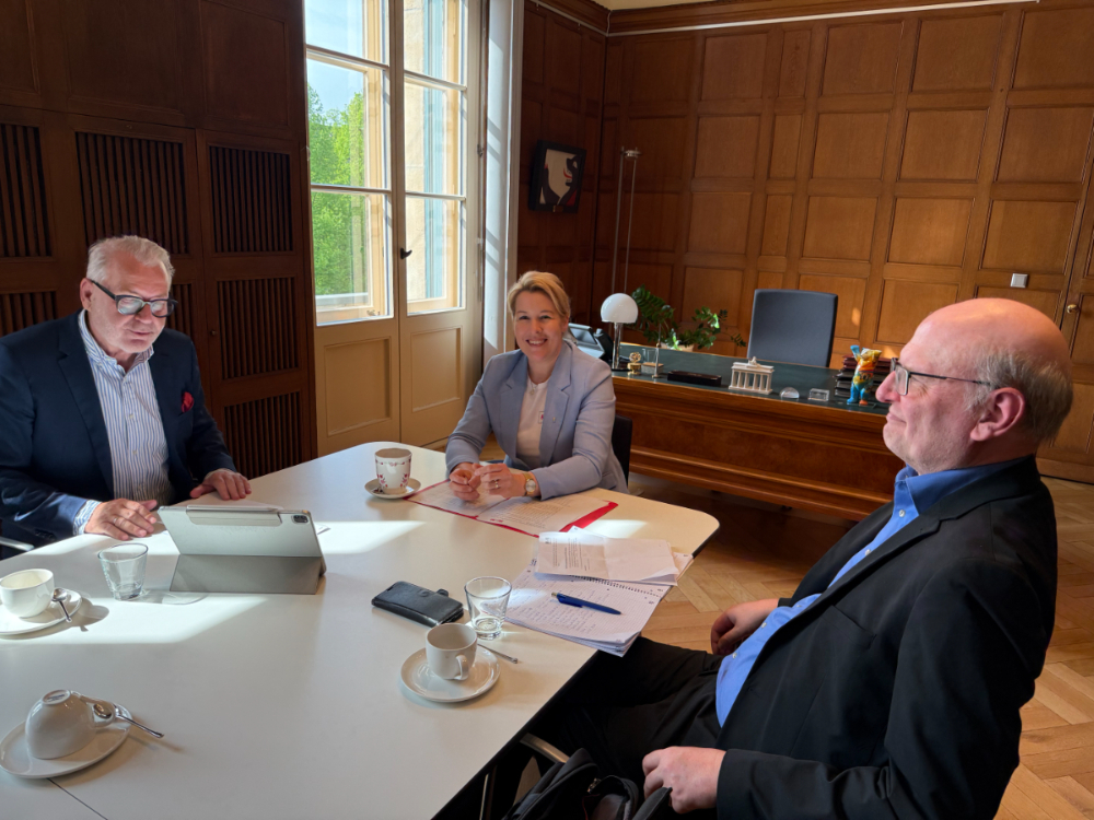 Franziska Giffey, Berliner Senatorin für Wirtschaft, Energie und Betriebe im Gespräch mit Frank Nehring und Matthias Salm vom Redaktionsnetzwerk Wirtschaft+Markt. Abbildung: W+M