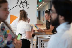 Ostdeutsche Gründerinnen: doppelt benachteiligt, trotzdem besonders erfolgreich Gründerinnen in Ostdeutschland sind doppelt benachteiligt. Abbildung: Redmind Studio, Unsplash