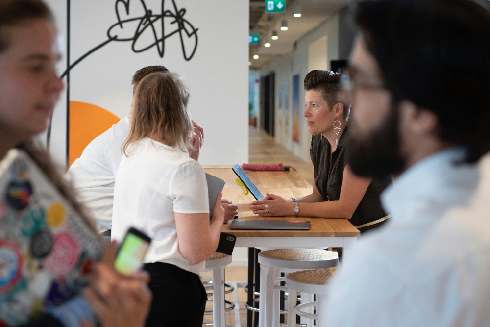 Gründen: Im Bereich der von Frauen in Ostdeutschland gegründeten Start-ups ist bis heute ein massiver Standortnachteil erkennbar. Abbildung: Redmind Studio, Unsplash
