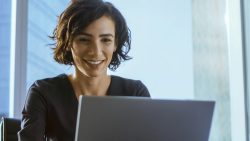 Transformationserprobt: 73 Prozent der Führungspersönlichkeiten in Ostdeutschland fühlen gut auf die anstehenden Herausforderungen vorbereitet. Abbildung: Gorodenkoff, Depositphotos