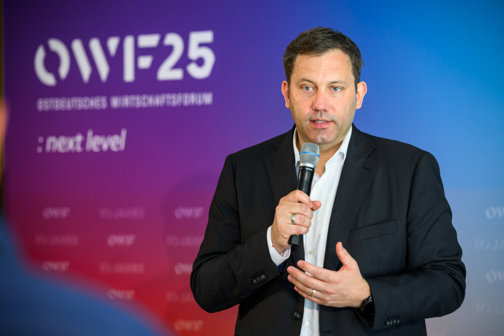 Vizekanzler Lars Klingbeil erläuterte den geplanten „Investitionsbooster“ und plädierte für Bürokratierückbau. Abbildung: Deutschland - Land der Ideen/Bernd Brundert