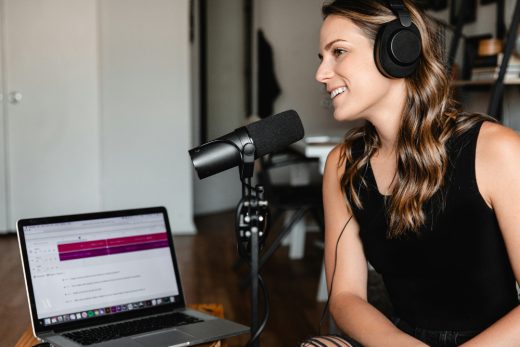 Podcasts aus und über Ostdeutschland: Diese zehn Podcasts rücken bewusst die Ost-Perspektive in den Fokus. Abbildung: Soundtrap, Unsplash