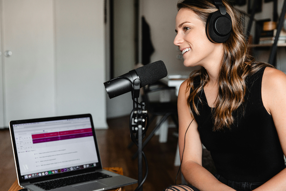 Podcasts aus und über Ostdeutschland: Diese zehn Podcasts rücken bewusst die Ost-Perspektive in den Fokus. Abbildung: Soundtrap, Unsplash