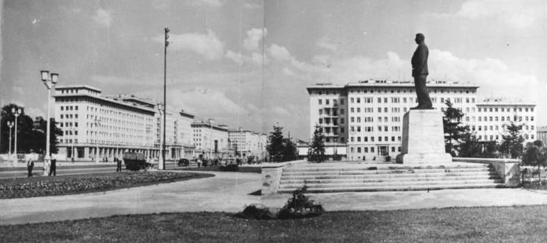 Die Stalinallee mit Stalin-Denkmal 1953. Abbildung: Bundesarchiv, Bild 183-19915-0006/Krueger/CC-BY-SA 3.0