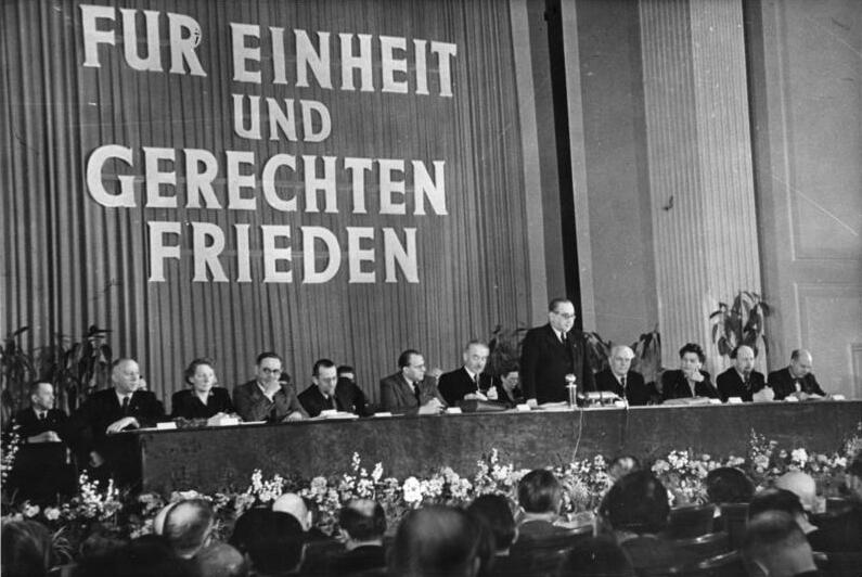 Am 18. und 19. März 1949 hält der Deutsche Volksrat seine sechste Tagung ab. Über das Thema „Demokratische Verfassung für ganz Deutschland, kein Besatzungsstatut“ spricht Otto Grotewohl. Abbildung: Bundesarchiv, Bild 183-S83967 / CC-BY-SA 3.0.