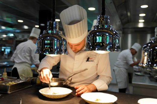 Auf der Suche nach Restaurants mit Michelin-Sternen lassen sich in Ostdeutschland zahlreiche Highlights entdecken. Abbildung: Zhukovsky, Depositphotos