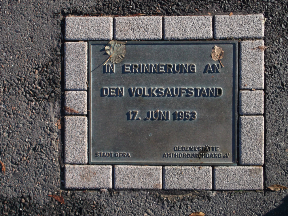 Gedenkplatte für den Aufstand vom 17. Juni 1953 in Gera. Abbildung: Steffen Löwe Gera, Wikimedia Commons.