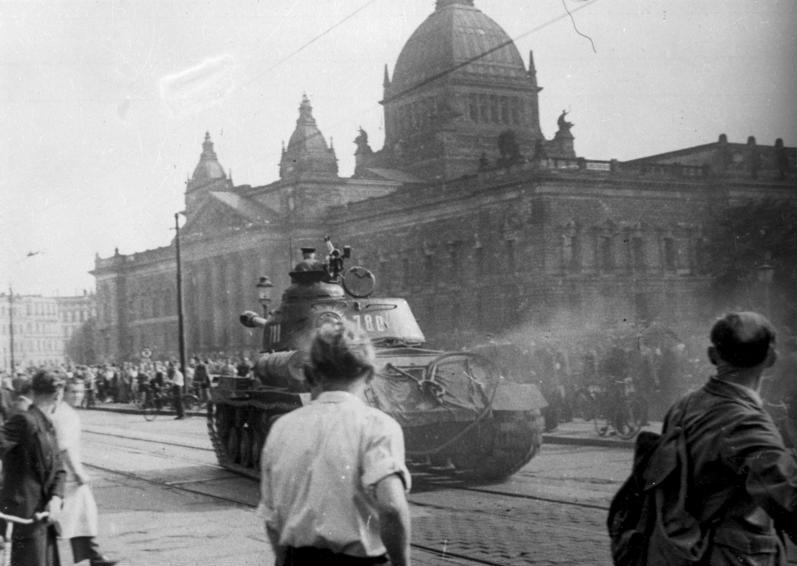 Leipzig: Sowjetischer Panzer während des Aufstands vor dem Georgi-Dimitroff-Museum. Abbildung: Bundesarchiv, B 285 Bild-14676/CC-BY-SA 3.0.