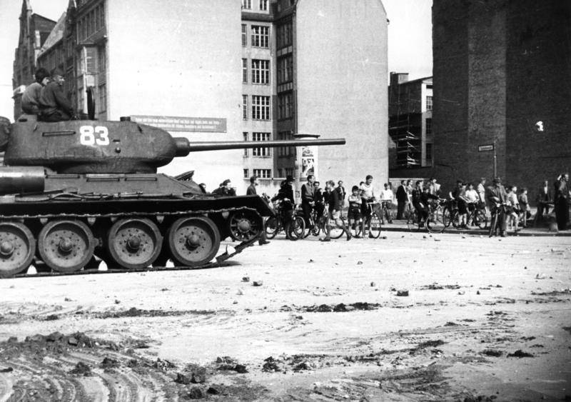 Sowjetische Panzer in der Schützenstraße, Berlin-Mitte. Abbildung: Bundesarchiv, B 145 Bild-F005191-0040/CC-BY-SA 3.0, CC BY-SA 3.0.