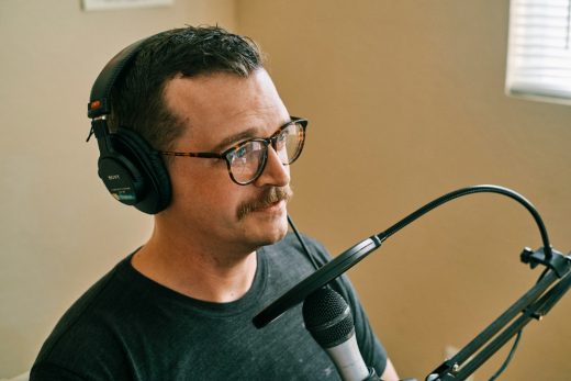 Hören, was den Osten bewegt: Gespräche über Geschichte, Identität und Aufbruch. Abbildung: Kit (formerly ConvertKit), Unsplash