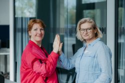 Ira Roschlau, Gründerin und Geschäftsführerin, und Dr. Katja Mittrenga, Partnerin Strategie, Transfer & Netzwerk von DenkRaumOst.