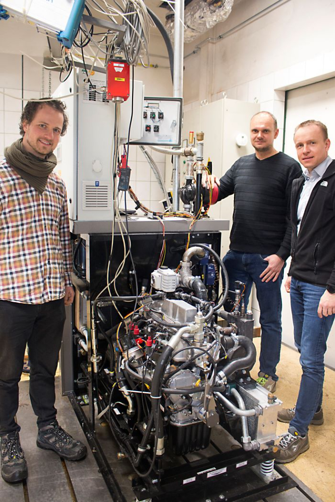 Motor: Samuel Brinnig, Martin Steiner und Carsten Tietze vom WTZ Roßlau (v.l.) zeigen den Zero-Emission-Kreislaufmotor APC, das Herzstück der Demonstrationsanlage für die CO2-neutrale Energieversorgung.