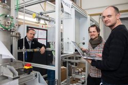 Speicher: Carsten Tietze, Samuel Brinnig und Martin Steiner vom WTZ Roßlau (v.l.) stehen am LOHC Wasserstoffspeicher, der gerade aufgebaut wird. Abbildung: IMG