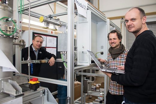 Speicher: Carsten Tietze, Samuel Brinnig und Martin Steiner vom WTZ Roßlau (v.l.) stehen am LOHC Wasserstoffspeicher, der gerade aufgebaut wird. Abbildung: IMG