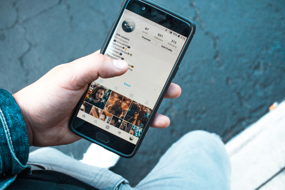 Influencer berichten über Ostdeutschland. Abbildung: Erik Lucatero, Unsplash