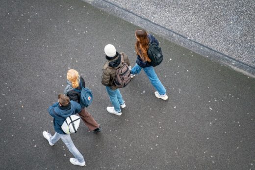 Die Suche nach einem passenden Studien-, Ausbildungs- oder Arbeitsplatz zieht die Gen Z in die Großstädte. Abbildung: Etienne Girardet, Unsplash