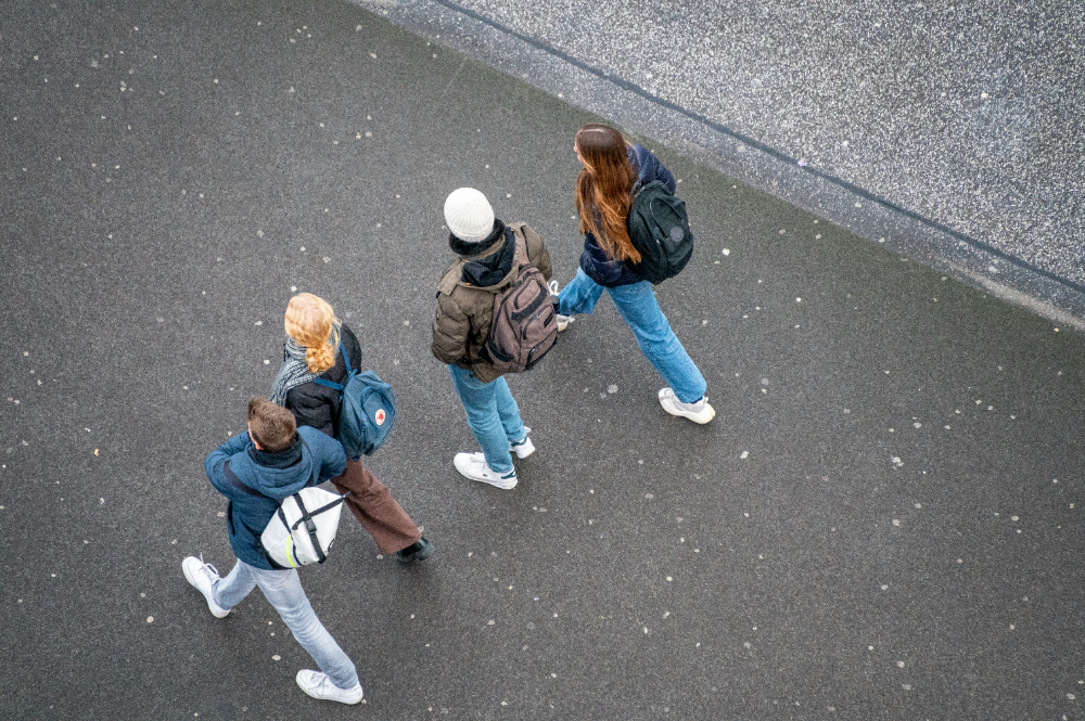 Die Suche nach einem passenden Studien-, Ausbildungs- oder Arbeitsplatz zieht die Gen Z in die Großstädte. Abbildung: Etienne Girardet, Unsplash