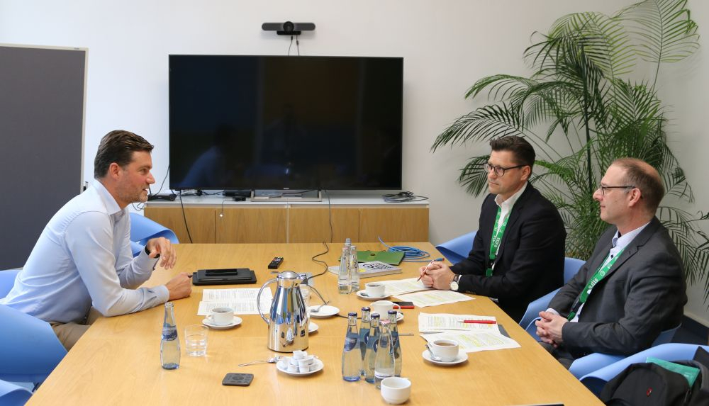 Christian Marx und Robert Nehring (v. r.) im Interview mit Dr. Patrick Wittenberg am Standort der E.DIS in Potsdam. Abbildung: ostdeutschland.info