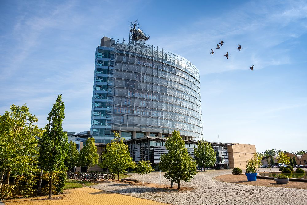 Das Hochhaus der MDR-Zentrale in Leipzig. 3_Christin Bohmann (links) bei einem Herbsttreffen der Medienfrauen. Abbildung: MDR/Robert Hensel