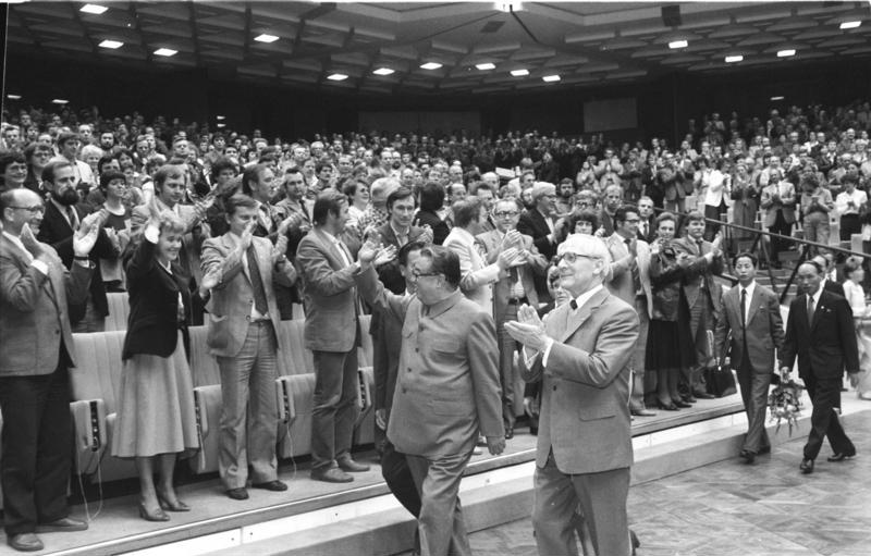 Im Rahmen seines DDR-Besuchs traf Kim Il Sung Erich Honecker am 1. Juni 1984 im Palast der Republik. Abbildung: Bundesarchiv, Bild 183-1984-0601-041 / Mittelstädt, Rainer / CC-BY-SA 3.0, CC BY-SA 3.0 DE <https://creativecommons.org/licenses/by-sa/3.0/de/deed.en>, via Wikimedia Commons