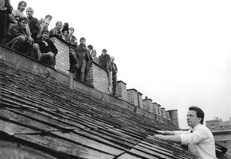 9. Juli 1990, Leipzig: Bei einer Häftlingsrevolte begab sich Innenminister Peter-Michael Diestel (rechts) auf das Dach der Untersuchungshaftanstalt. Abbildung: Bundesarchiv, Bild 183-1990-0709-016/Kluge, Wolfgang/CC-BY-SA 3.0