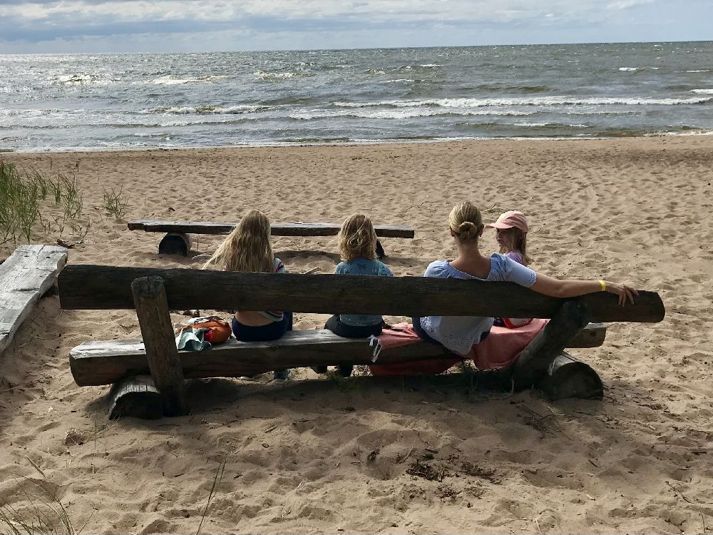 Familienmoment: Manja Kliese mit ihren drei Töchtern an der lettischen Ostsee. Abbildung: privat