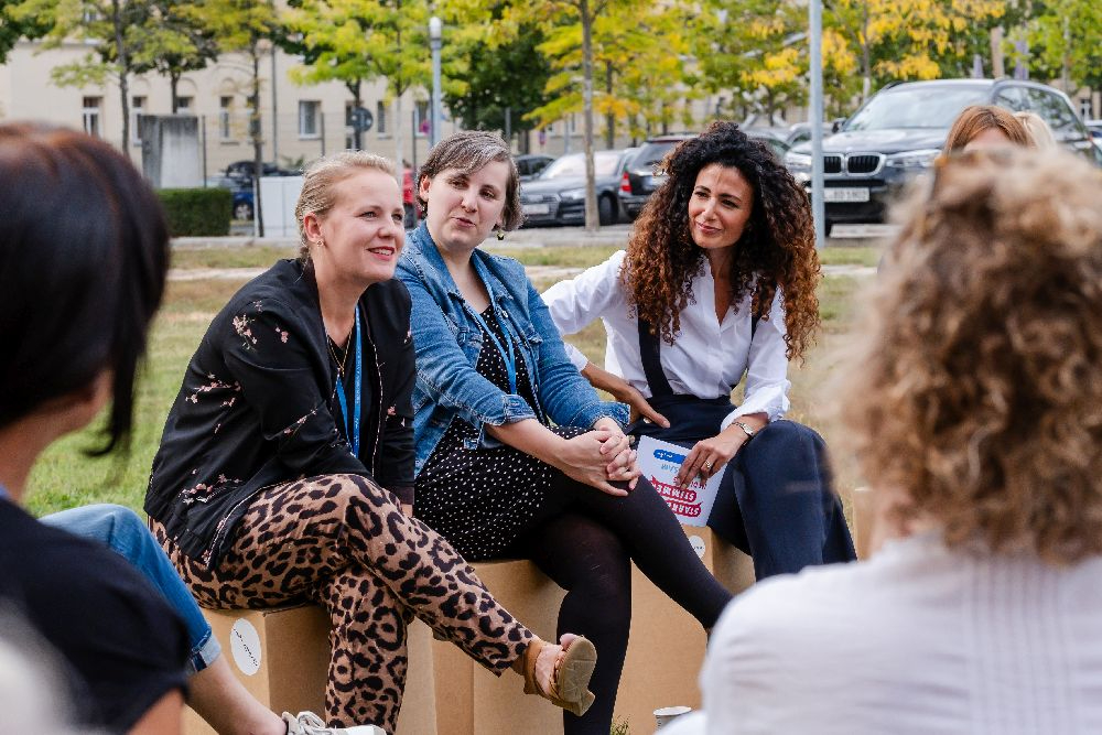 Christin Bohmann (links) bei einem Herbsttreffen der Medienfrauen. Abbildung: MDR/KIRSTEN NIJHOF