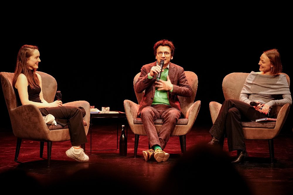 Gemeinsam mit Helena Piontek (links) und Joana Nietfeld bei der Vorstellung des Buches „Erzähl mir von der Liebe“.