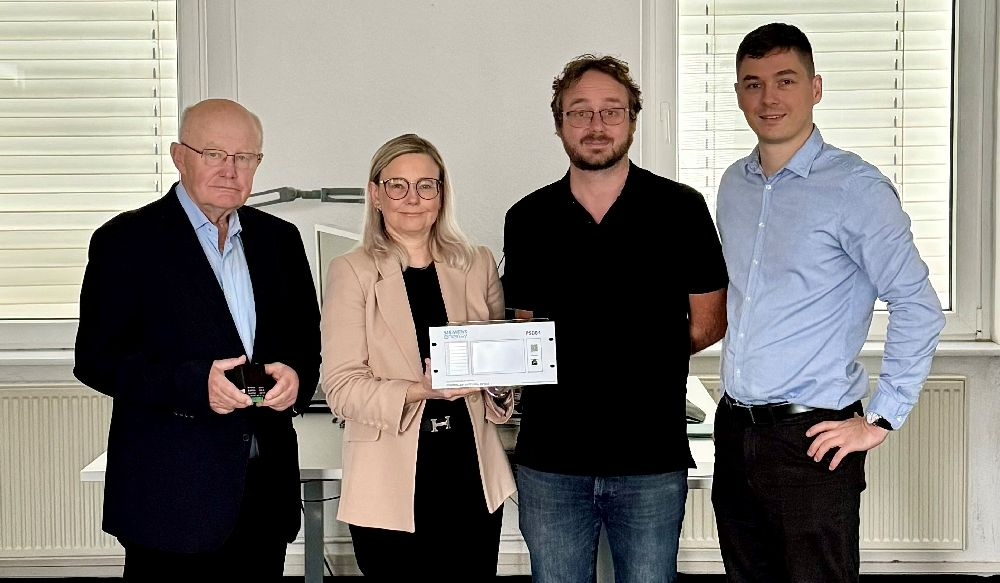 Teil des ibe-Entwicklungsteams mit dem Steuergerät PSD04, das von 2022 bis 2024 für Siemens Energy entwickelt wurde. Abbildung: ibe Ermisch GmbH