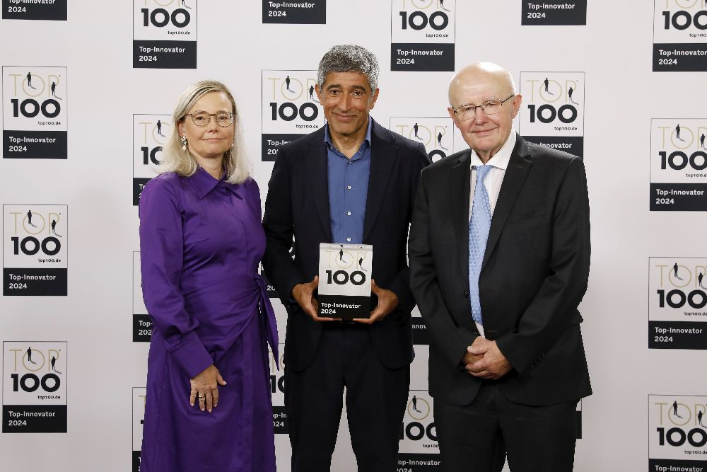 Auszeichnung für die innovativsten Mittelständler – TOP 100 2024. Mit Vater Dr. Jochen Ermisch und Ranga Yogeshwar. Abbildung: ibe Ermisch GmbH