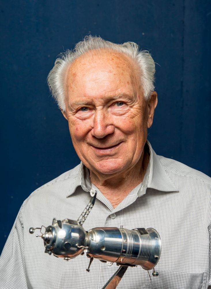 Sigmund Jähn (1937–2019) mit einem Modell seines Sojus-Raumschiffs. Abbildung 3: SuperIllu/Uwe Toelle