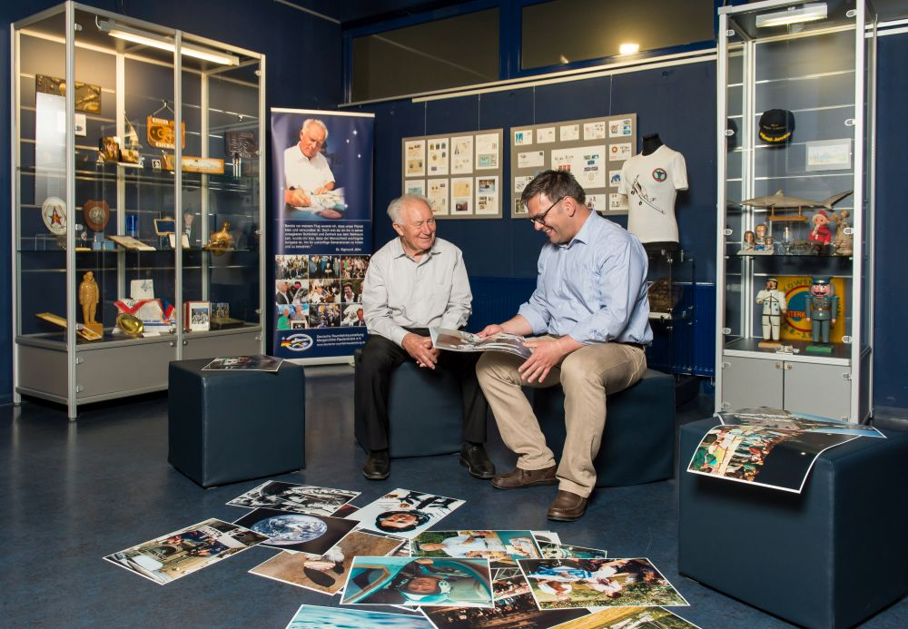 Sigmund Jähn und Sebastian Krüger beim Interview in der Deutschen Raumfahrtausstellung Morgenröthe-Rautenkranz. Abbildung: SuperIllu/Uwe Toelle