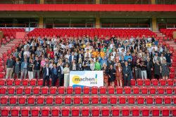 machen!2025: Preise für Projekte in Ostdeutschland Gruppenfoto im Stadion an der Alten Försterei: Die Preisträgerinnen und Preisträger, Vorstände der Deutschen Stiftung für Engagement und Ehrenamt (DSEE) sowie Staatsministerin Elisabeth Kaiser und Staatsministerin Christiane Schenderlein. Abbildung: DSEE_bundesfoto_Laurin_Schmid