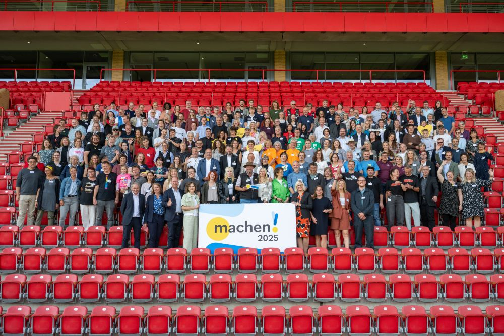 Preisverleihung am 10. September im Stadion an der Alten Försterei. Gruppenfoto mit allen Preisträgerinnen und Preisträgern, den Vorständen der Deutschen Stiftung für Engagement und Ehrenamt (DSEE) sowie Staatsministerin Elisabeth Kaiser und Staatsministerin Christiane Schenderlein. Abbildung: DSEE_bundesfoto_Laurin_Schmid