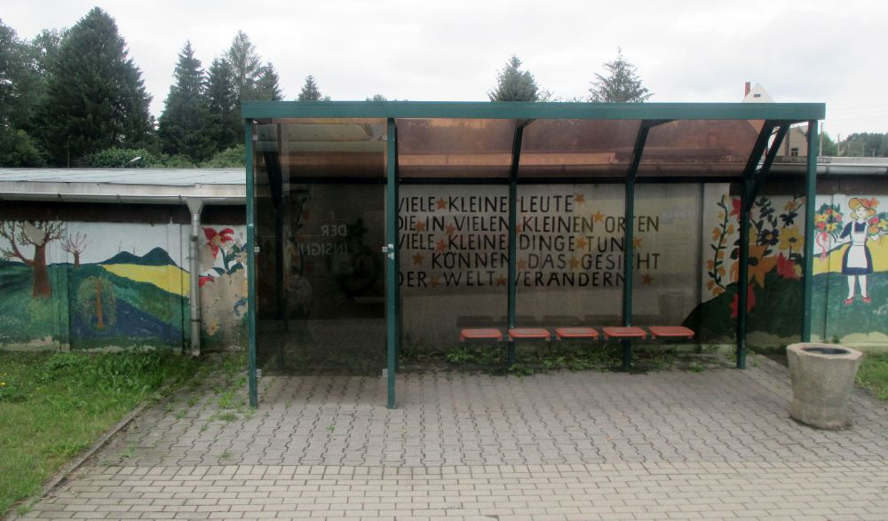 Garagenaufschrift in Polenz, Neustadt, Sachsen: „Viele kleine Leute an vielen kleinen Orten, die viele kleine Dinge tun, können das Gesicht dieser Welt verändern.“ Abbildung: Lupus in Saxonia, CC BY-SA 4.0