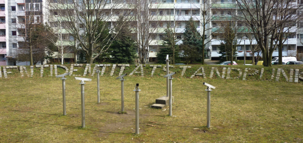 Installation „Offen-Geschichte- Fragment-Identität-Standpunkt“, Dresden-Gorbitz, von Francois Mchain, 1999. Abbildung: SchiDD, Wikimedia Commons 
