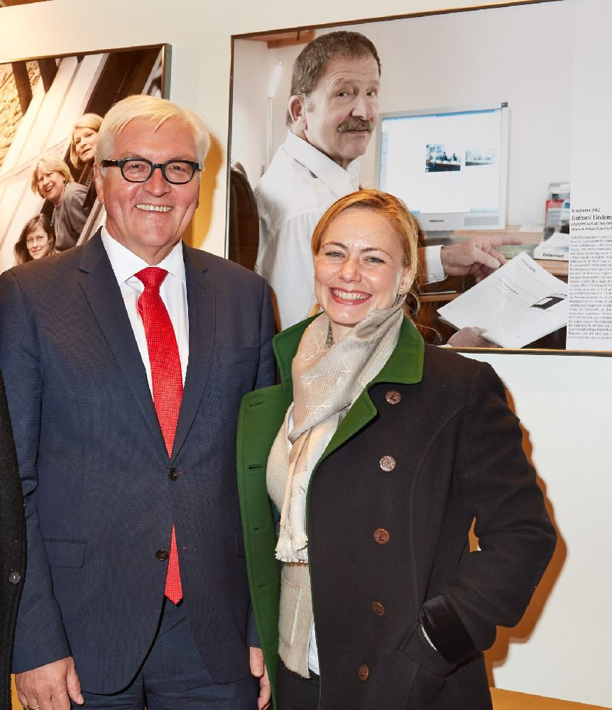 Mandy Baum und Frank-Walter Steinmeier (damals Außenminister) bei der Ernennungsveranstaltung des „Verbundnetz der Wärme“, Brandenburg an der Havel 2016. Abbildung: VNG-Stiftung